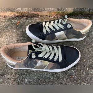VINTAGE HAVANA. Women’s sneakers size 7. Like new! Barely used.
